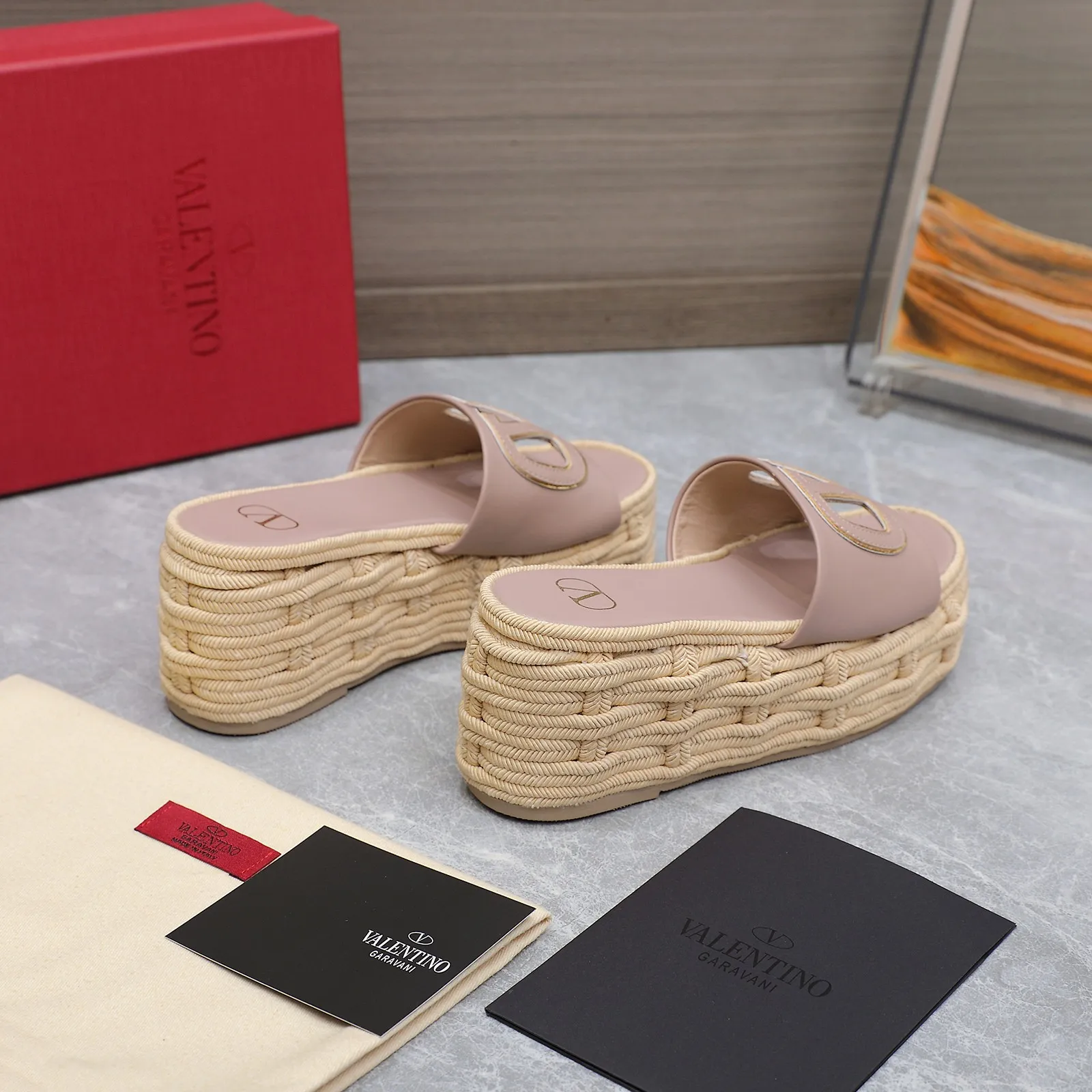 👟👟Ex-factory price 640👟👟The highest version💯💯💯 2024 early spring counter catwalk style updated simultaneously 💗Valentino💗Valentino Wedge hemp rope bottom slippers/follow-up sandals series ——————————Top version Super creative craft design highlights the brand’s unique style, luxury fashion and highly recognizable Exquisite round head, perfect side arc, extremely pure taste, ladylike temperament and full of femininity‼ ️ Upper: Made of imported cowhide. Lining: Made of mixed sheepskin. Italian imported cowhide outsole. Wedge heel back height: 8.5CM. Front height: 5.5CM. Code number: 35-41 (41 customized)